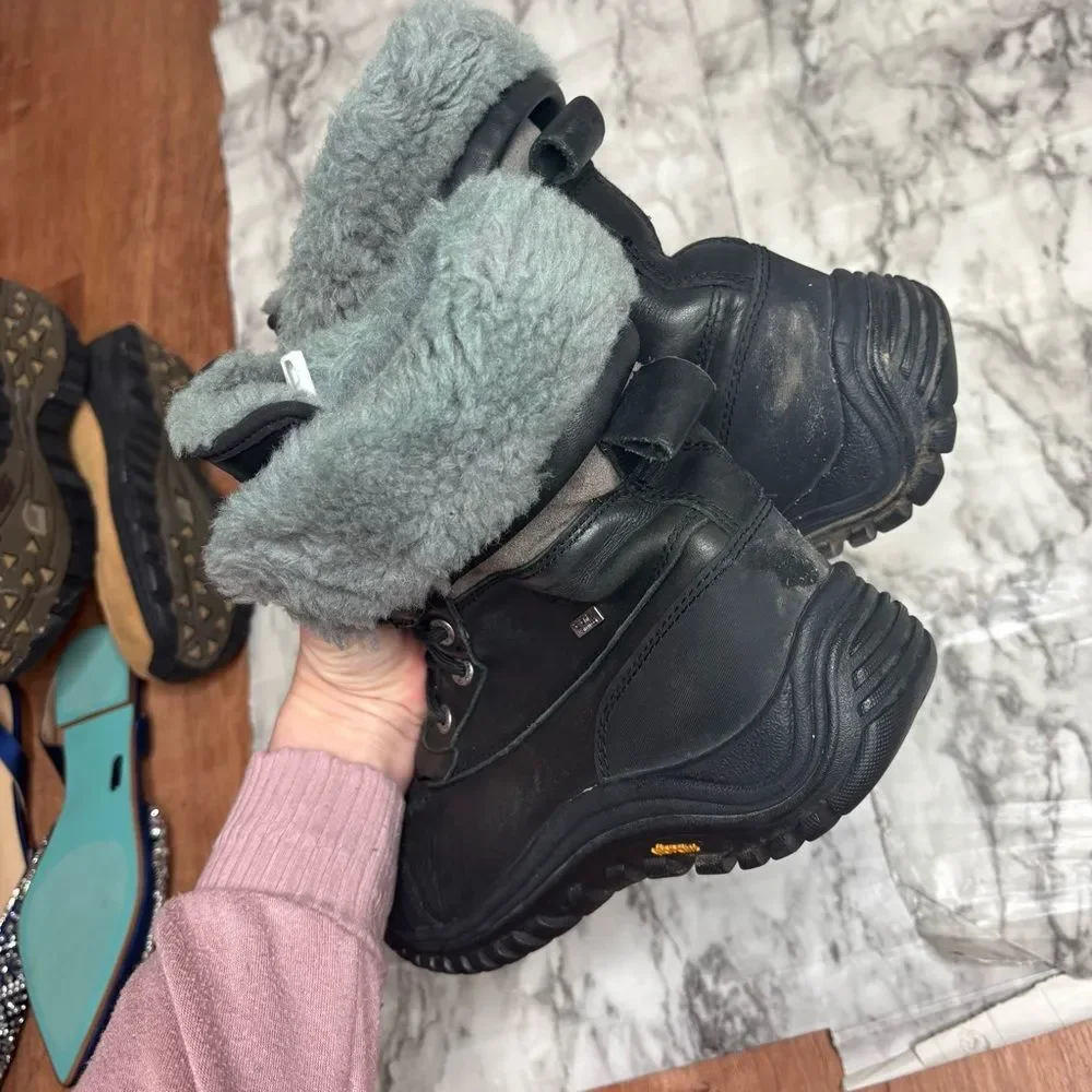 UGG Adirondack Boots snowshoes winter boots size 9.5 black grey faux fur lined